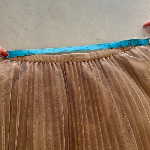 Elegant Beige Tulle Skirt - Picture 6 of 6